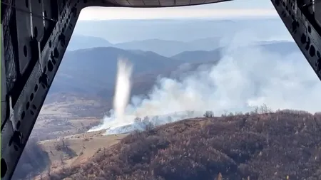 Incendiile de vegetație fac prăpăd în vestul țării. Deși se intervine inclusiv din aer, flăcările par scăpate de sub control (Video)