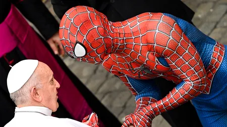 Vatican: Spiderman a venit să vorbească cu Papa Francisc și să-i dea un cadou (FOTO)