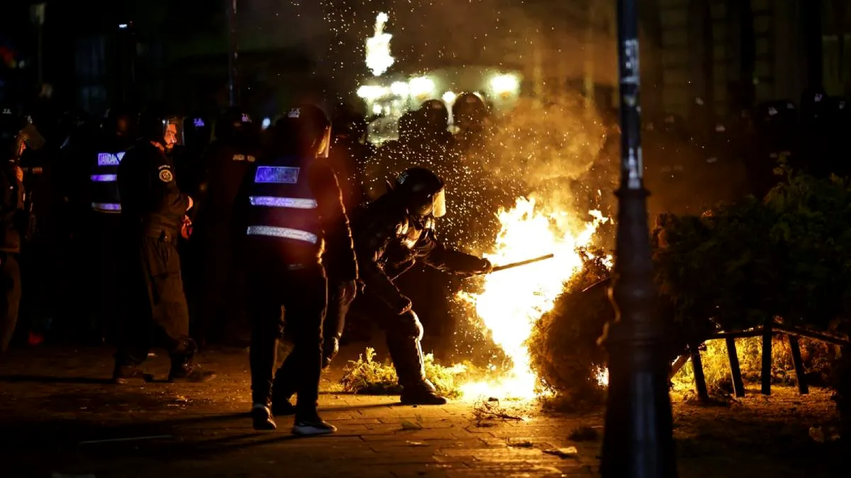 Încă doi susținători ai lui Georgescu au fost reținuți după protestele violente de la BEC