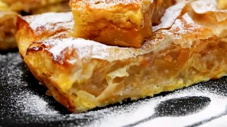 Plăcintă cu mere în aluat foietaj: trucul cu merele stoarse și cubulețele de unt