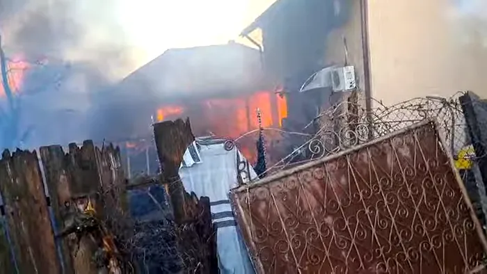 Incendiu puternic într-o gospodărie din Dolj. O butelie de 700 de litri a explodat