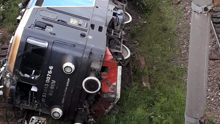 Accident feroviar: O locomotivă s-a răsturnat, mecanicul a fost transportat la spital