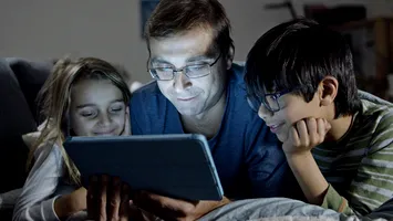 Elevii care poartă ochelari pot primi burse sociale de la stat