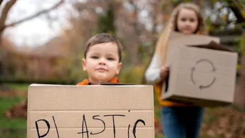 Cum îi putem proteja pe copii de toxinele ascunse în plastic