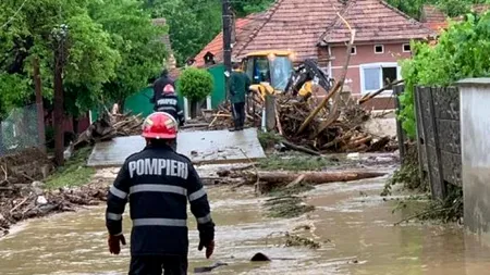 Inundații pe Valea Prahovei. Mai mulți oameni au fost evacuați din case