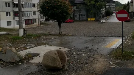Stradă din Slănic Prahova, blocată cu bolovani uriaşi după un an de la surpare