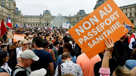 Zeci de mii de francezi au protestat pe străzi împotriva certificatului verde