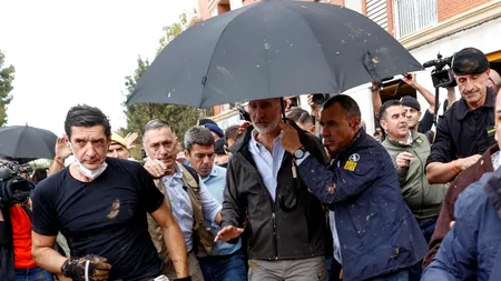 Familia Regală a Spaniei, criticată violent pentru vizita ”tardivă” în zonele afectate de inundații