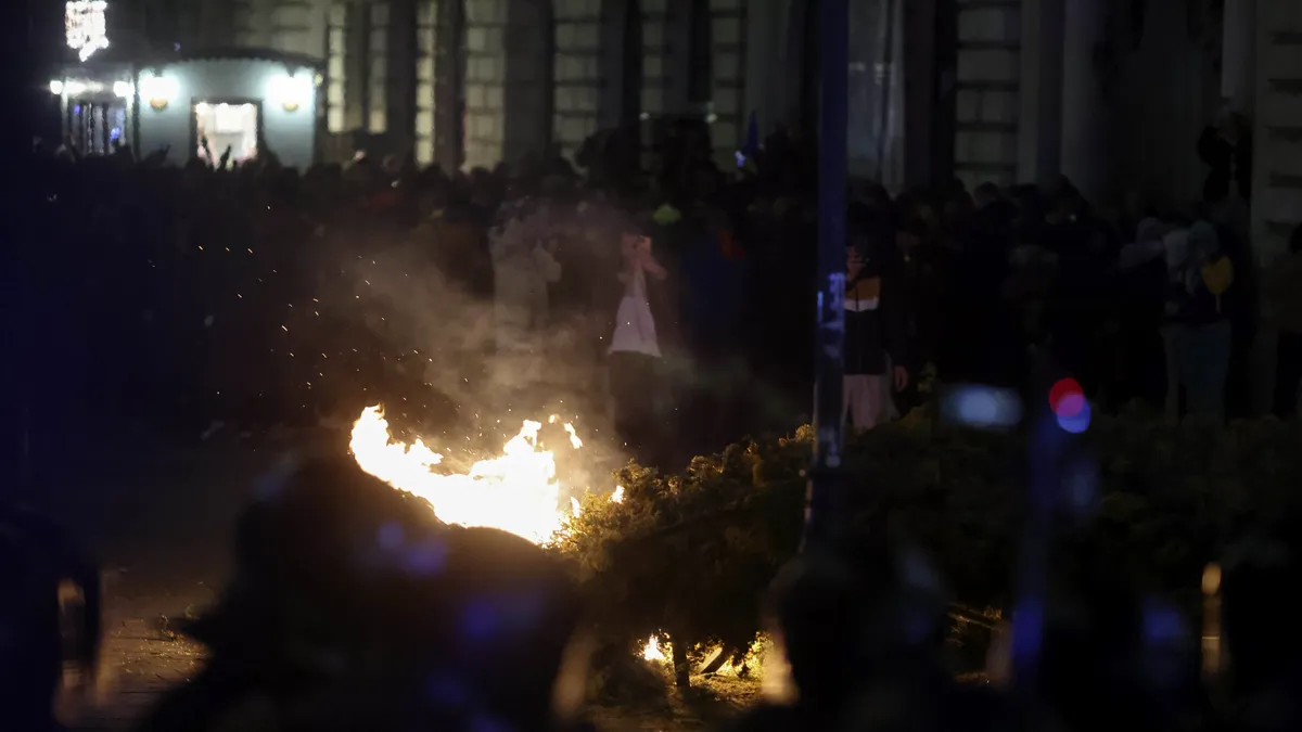 Primele rețineri după protestele violente din Capitală. Trei susținători ai lui Georgescu, audiați