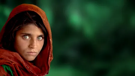 Într-un loc anume: Celebra femeie afgană cu ochi verzi de pe coperta revistei National Geographic s-a refugiat