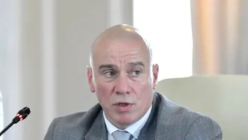 „Reformă” cu dinții strânși: cum își aranjează ministrul Demeter András propriul mic regat cultural