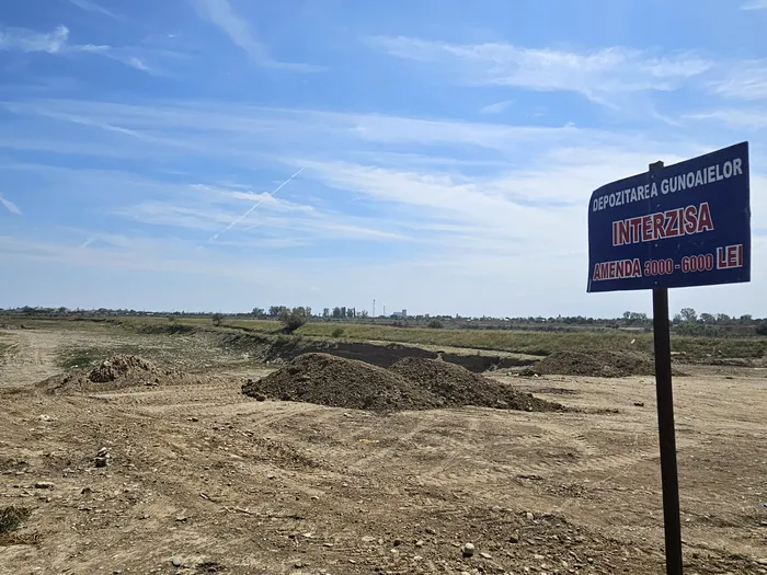 Un primar din Buzău ia lucrurile în propriile mâini: Vara la buldoexcavator, iarna la dezăpezit