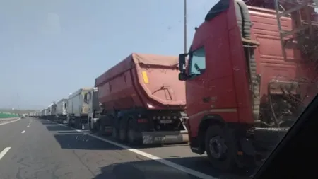 VIDEO. Coadă de TIR-uri cu cereale pe zeci de kilometri pe A2 spre Portul Constanța
