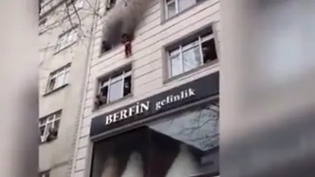 VIDEO O mamă își aruncă copiii de la etajul trei în păturile întinse de vecini pentru a-i salva de incendiu