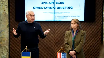 Ministrul apărării și ambasadoarea SUA - vizită la Baza 57 Aeriană; Ce au discutat