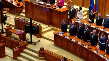 Gafă monumentală în Parlament: Ministrul Apărării, Ionuț Moșteanu, bea cafea în timpul imnului național. Scandalul diplomelor false continuă