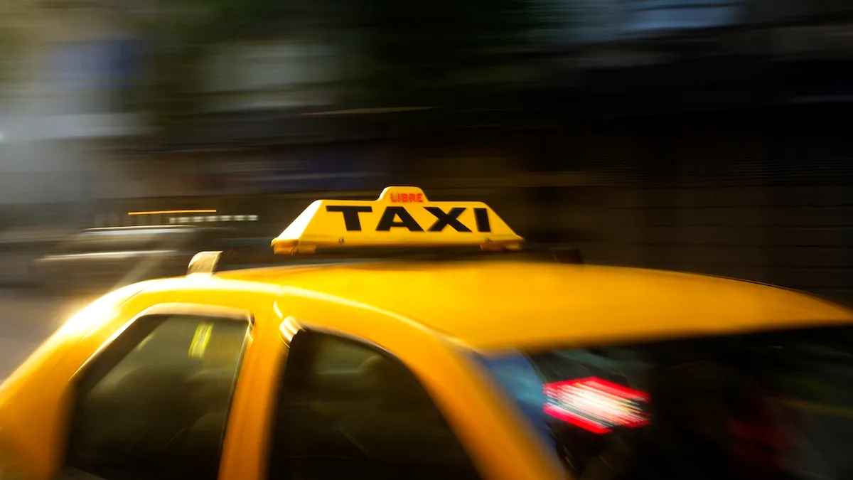 Cea mai veche companie de taxi din București a fost vândută. Schimbare după 20 de ani de activitate