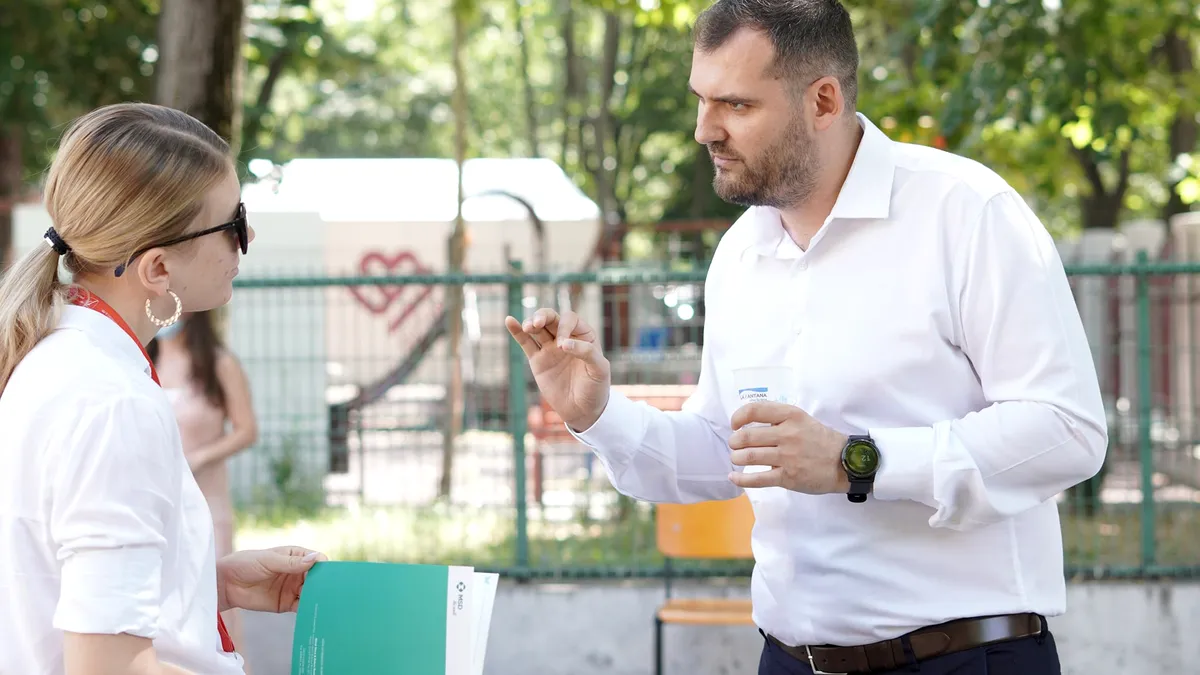 USR-ist prins în baia unui liceu în timp ce făcea live