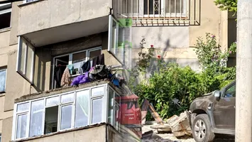 Balcon prăbușit peste mașini la un bloc din București: ISC deschide anchetă