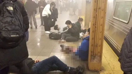 Atac armat la metroul din New York: 13 persoane rănite / Atacatorul a fugit