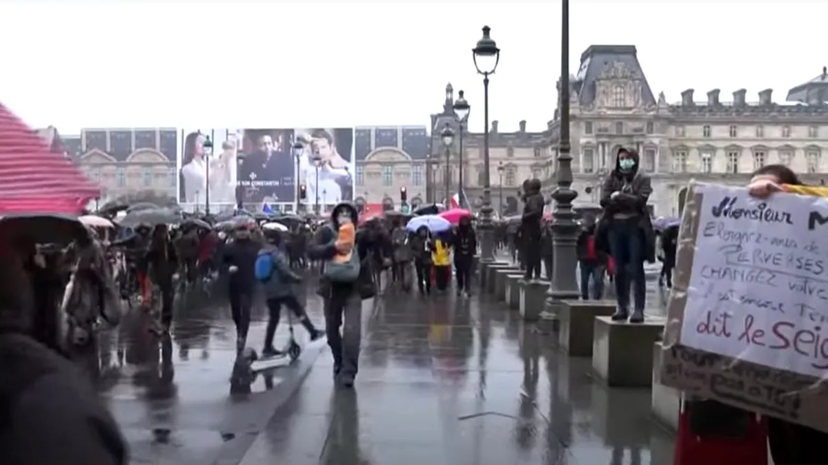 Protestatarii antivaccin din Franța îi dau replica lui Macron: Te vom scoate din sărite (Video)