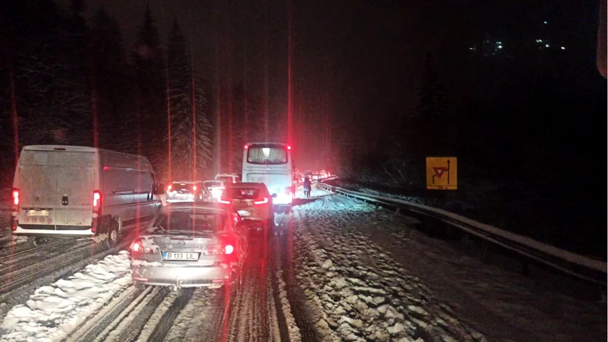 Trafic blocat pe DN 1, la Azuga, din cauza unui TIR rămas în pană
