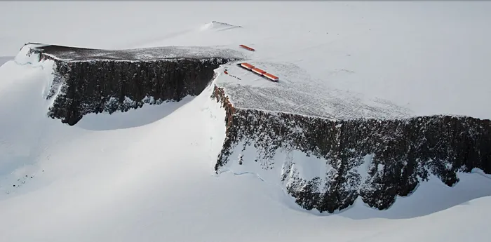 Priveliște hibernală în Antarctica. Greu să rămâi zdravăn la cap când știi că ai de stat aici un an / Foto: Tiara Walters / dailymaverick.co.za