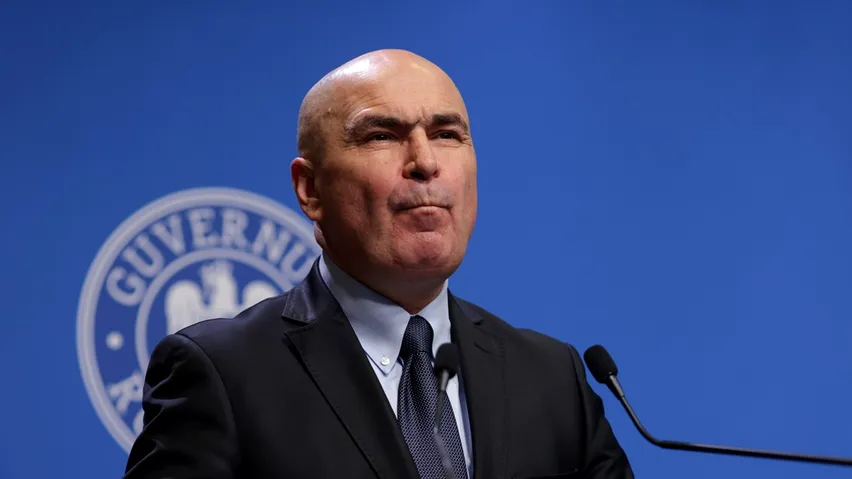 Bolojan a înghețat salariile din 2026 ale angajaților din TVR și Radio România la nivelul celor din 2025