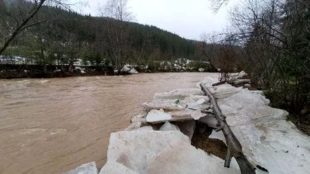 Cod roşu de inundaţii la Buzău. Gospodării izolate și intervenții pe mai multe drumuri