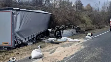 Accident grav pe DN6: au fost implicate un TIR și un microbuz. Trei morți și un rănit (VIDEO)