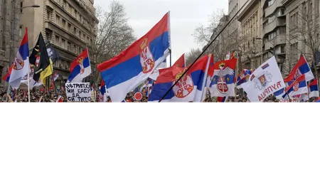 Alertă! O mașină a intrat în plin în mulțime la cel mai mare protest antiguvern din Serbia (VIDEO)