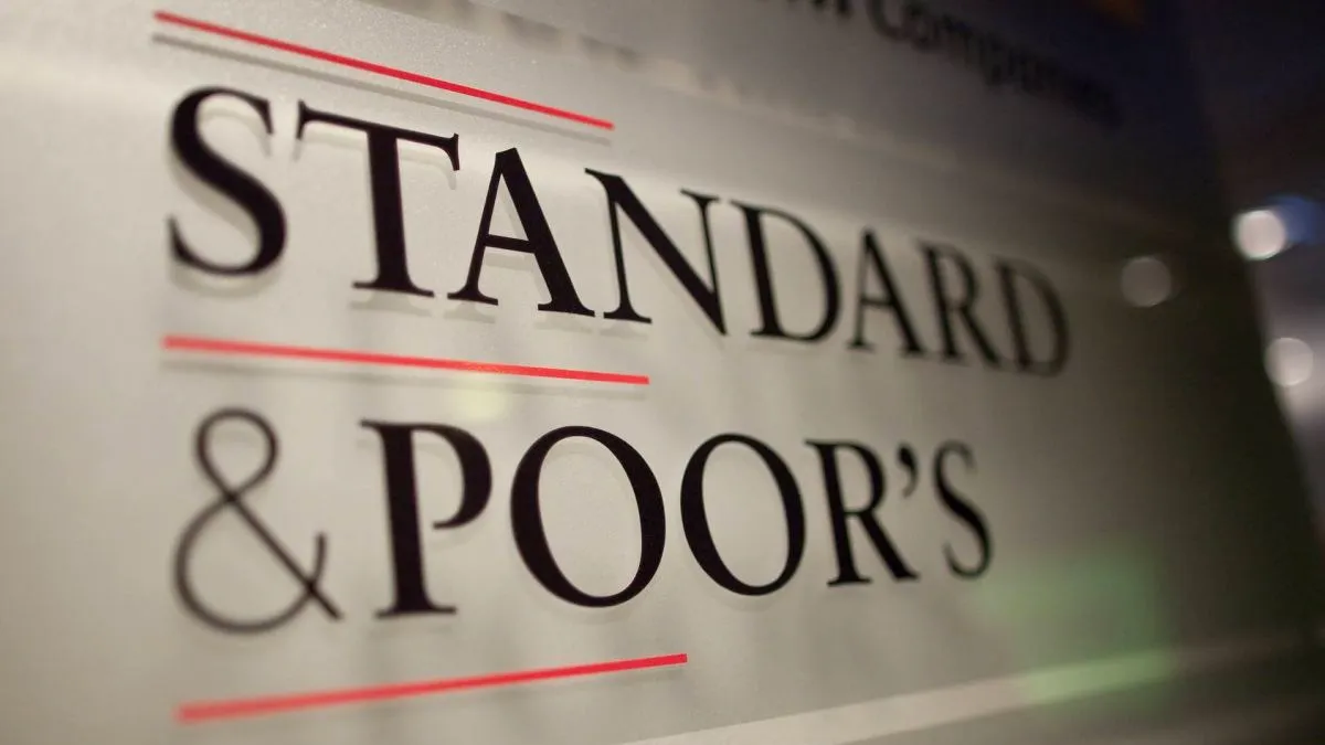 Standard & Poor’s avertizează: România riscă retrogradarea dacă deficitele rămân peste 6% din PIB