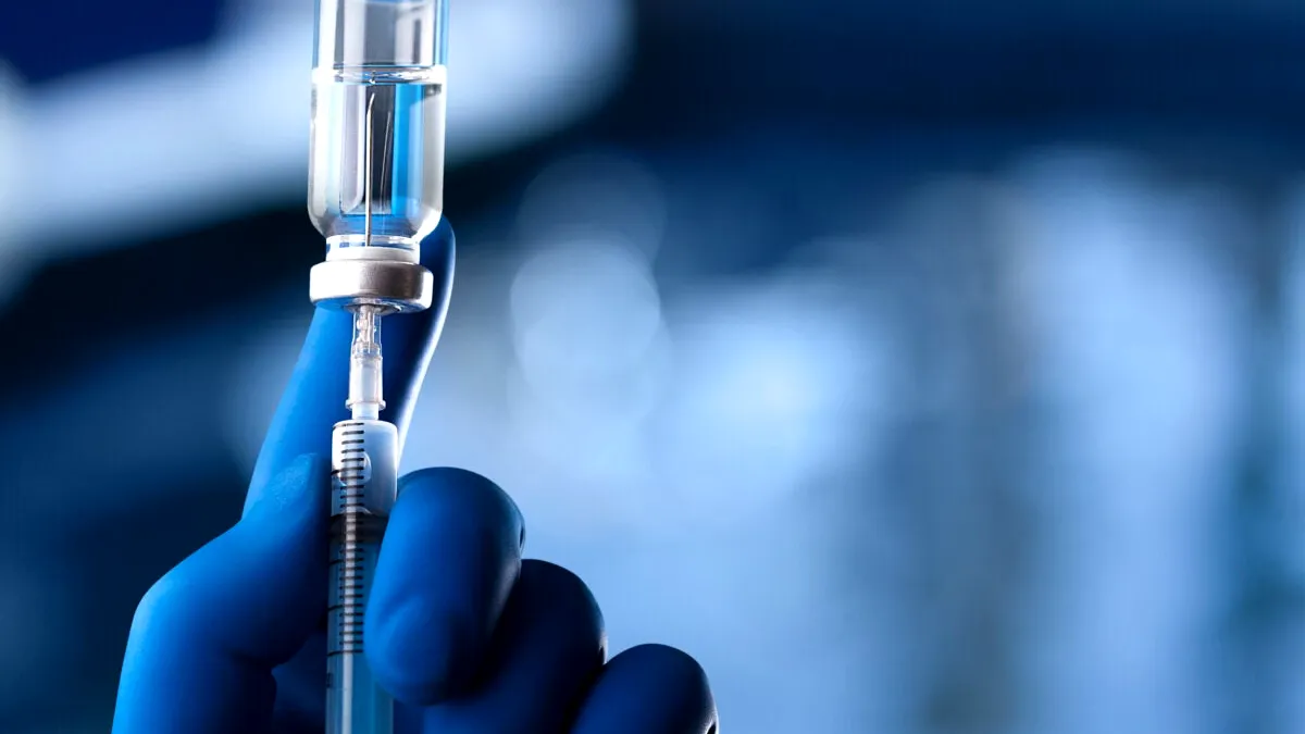 Agenția sanitară britanică: Doza booster oferă o protecție de până la 75% împotriva formei ușoare de COVID-19 a variantei Omicron