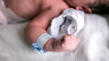 România pe cale de dispariție: Localități unde nu s-au mai născut copii și o națiune într-un declin demografic alarmant