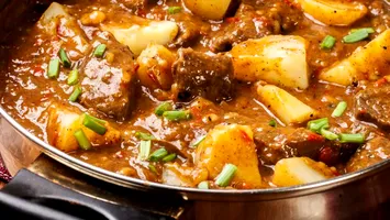Tocăniță ușoară pentru zile toride. Rețeta simplă a unui cunoscut chef român
