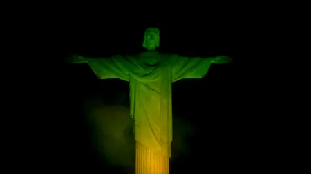 La Rio, statuia Cristos Mântuitorul, cu tricoul lui Pele, Regele fotbalului