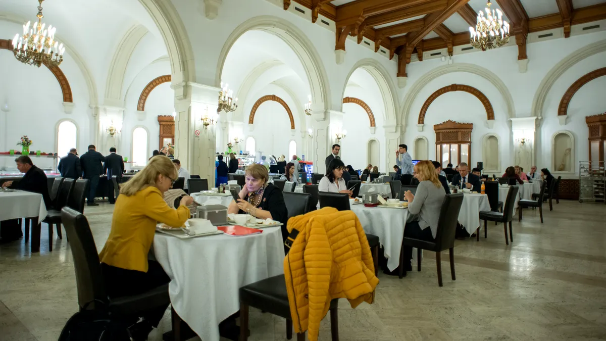 INCREDIBIL: 30 de persoane din Camera Deputaților decid atribuirea contractului de concesionare a serviciilor de alimentație publică