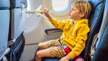 Bilete de avion gratuite pentru copiii din România. Informații importante pentru părinți