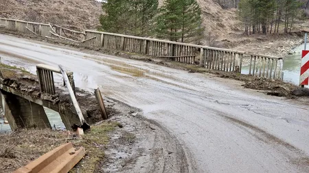 Podul de piatră s-a sfărâmat și cu o prăjină a fost „reparat” (FOTO)