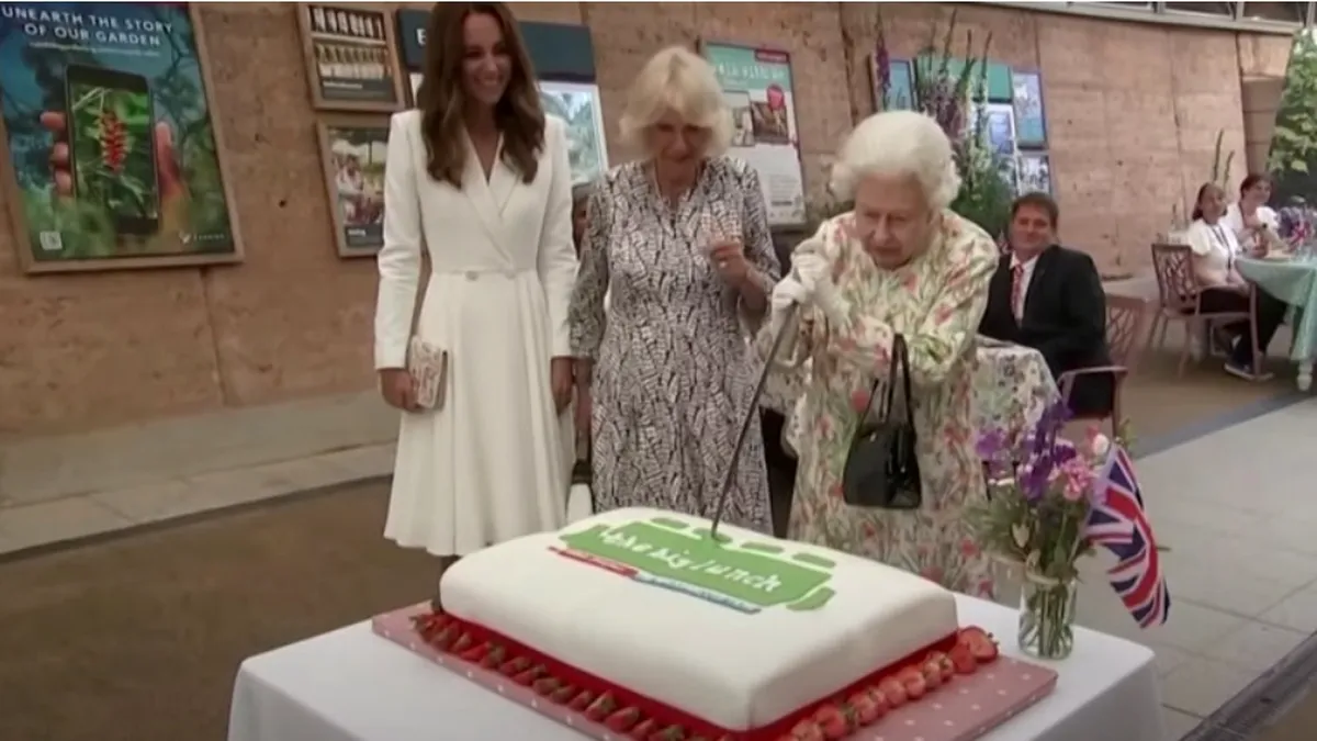 Regina Elisabeta a II-a a stârnit hohote de râs: Monarhul a insistat să taie un tort cu o sabie