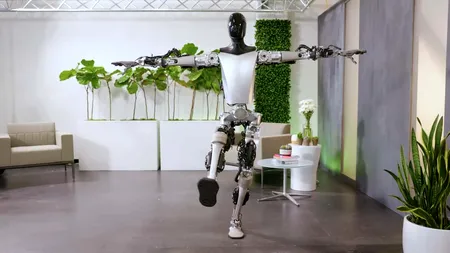 Elon Musk e mândru. Optimus, robotul Tesla face progrese