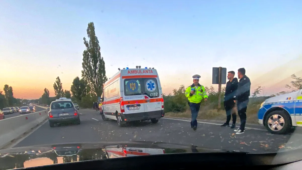 Vâlcea: Trei persoane rănite, după ce un microbuz a intrat într-un cap de pod în zona localităţii Budeşti