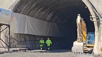 Mobilizare pe Autostrada Sibiu-Pitești în plină iarnă. Se lucrează la tuneluri și viaducte pe secțiunea Boița-Cornetu (VIDEO)