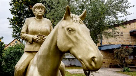 „Calul rânjește, iar ea pare tristă”: Statuie ciudată dedicată Angelei Merkel (VIDEO)