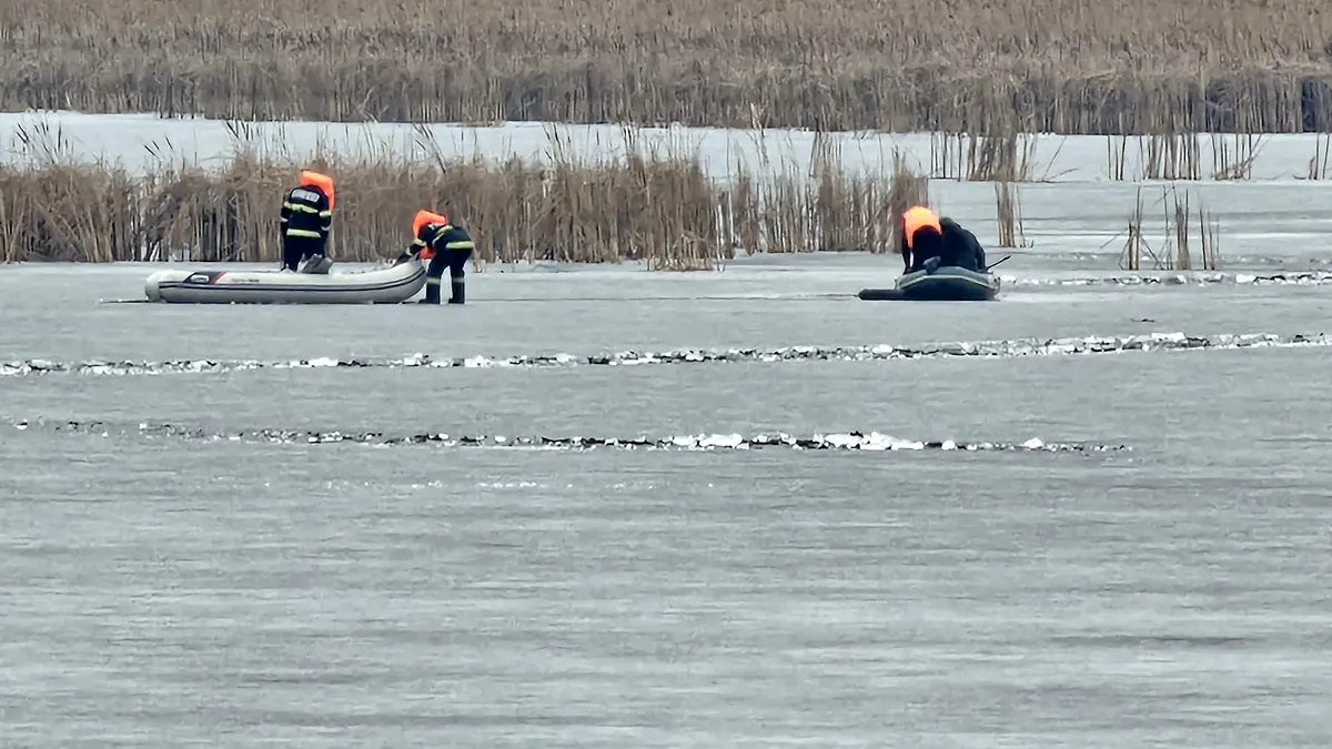 Trei pescari au căzut în apă, după ce gheața a cedat sub greutatea lor. Misiune dificilă de salvare