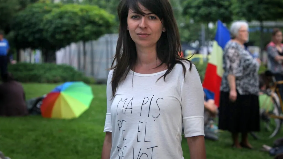 Protestul tânăr și puterea vizualului: Mesajul din spatele tricoului provocator