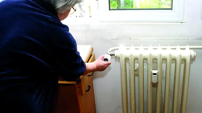 Mii de bucureşteni îngheaţă în case pe cod galben de ger. Refuză să mai plătească facturile