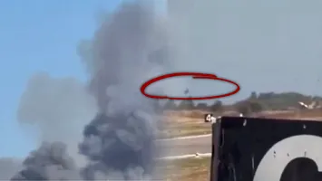 Grecia în stare de șoc: un avion militar s-a prăbușit în timpul unui show aviatic. Mii de oameni au scăpat ca prin urechile acului