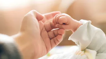 Ce se schimbă pentru femeile care nasc în România după votul din Senat
