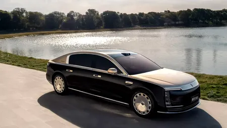 Lux la preț redus: bolidul care face competiție Rolls-Royce și Mercedes